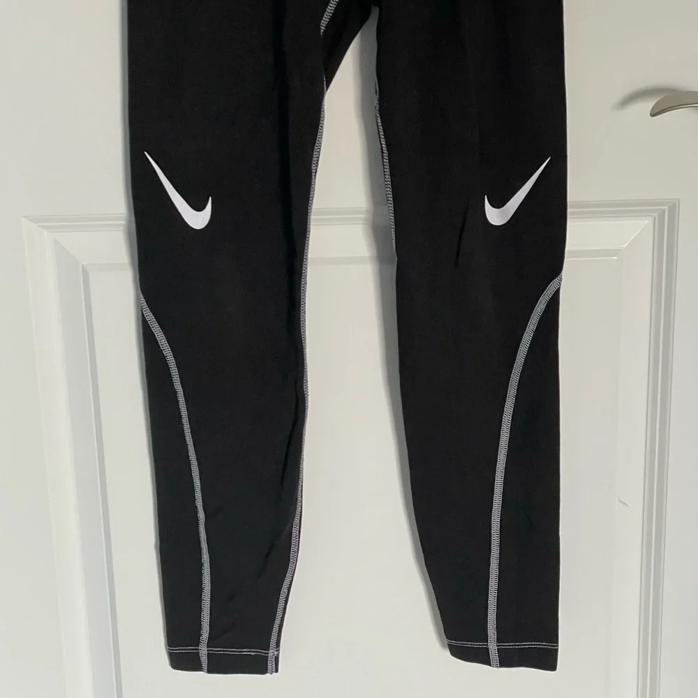 Nike Black Swoosh Graphic High-Rise Leggings Size XS - 47716